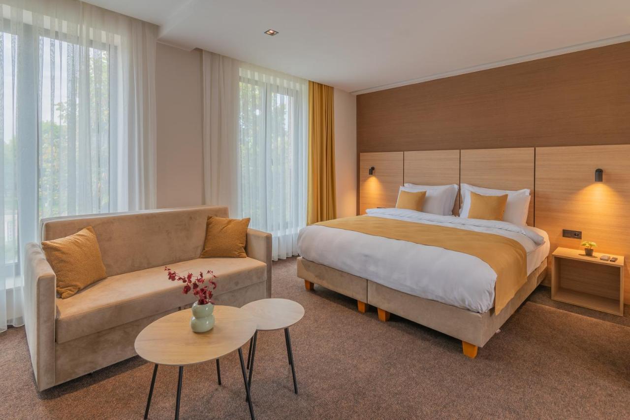 Hotel Osetia Garden Momchilgrad Bagian luar foto