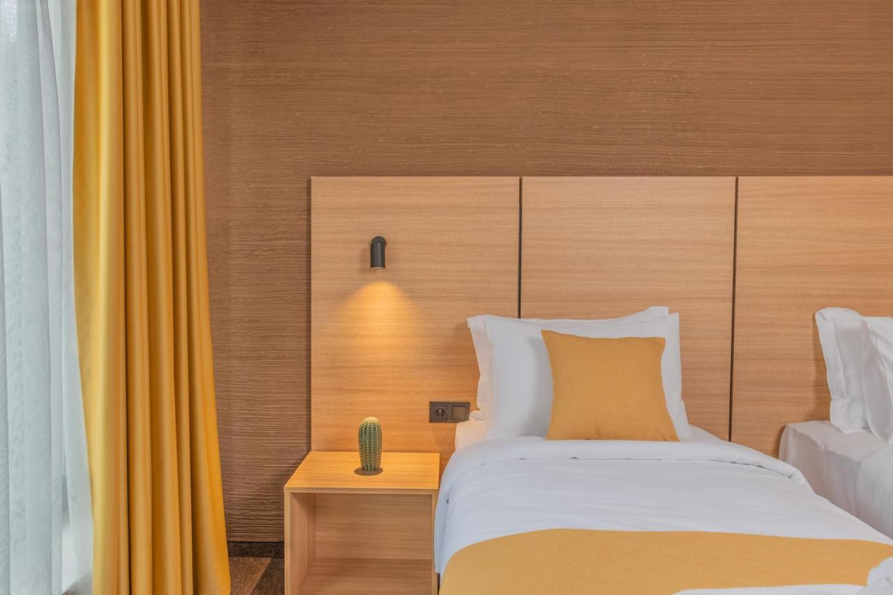 Hotel Osetia Garden Momchilgrad Bagian luar foto