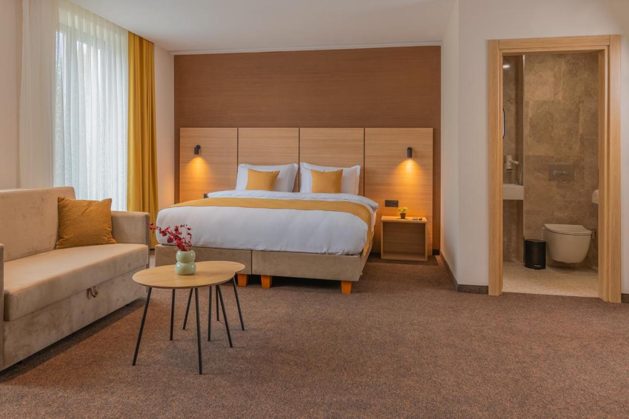 Hotel Osetia Garden Momchilgrad Bagian luar foto