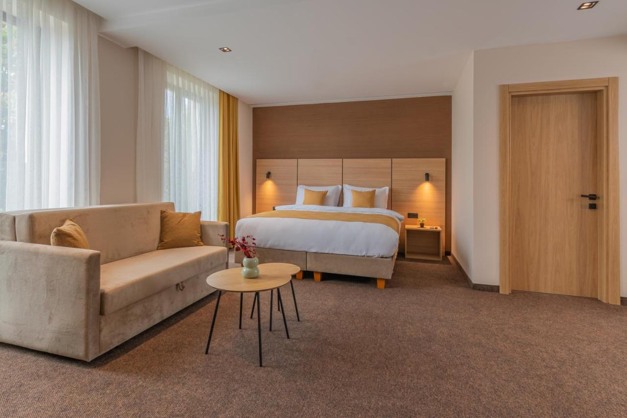 Hotel Osetia Garden Momchilgrad Bagian luar foto