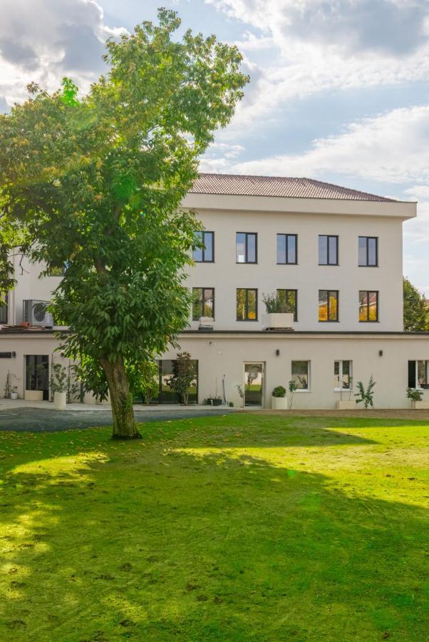 Hotel Osetia Garden Momchilgrad Bagian luar foto